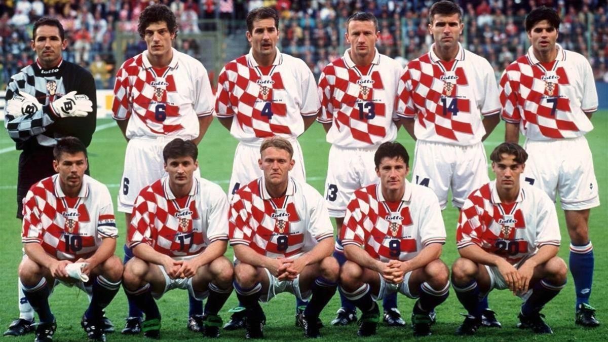 La formación inicial de Croacia en un partido de 1998. Arriba, el portero Ladic, seguido de Bilic, Stimac, Stanic, Soldo y Asanovic. Abajo, el capitán Boban, Jarni, Prosinecki, Suker y Simic. /