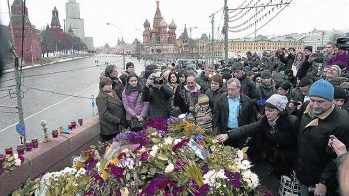 Ofrenda floral improvisada en Moscú, donde fue abatido Nemtsov.