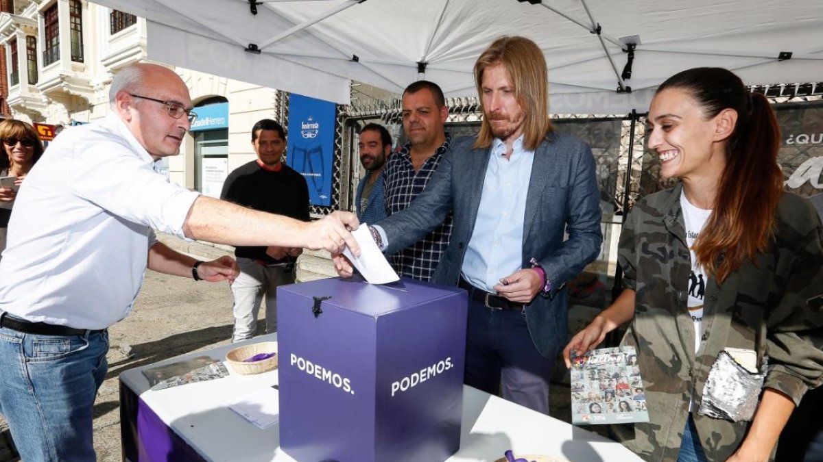 El secretario general autonómico de Podemos, Pablo Fernández presenta en la capital leonesa la campaña ‘¿Qué Castilla y León hacemos