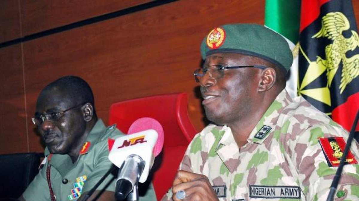 Imagen de archivo del jefe del Ejército de Nigeria, Tukur Buratai (a la izquierda).