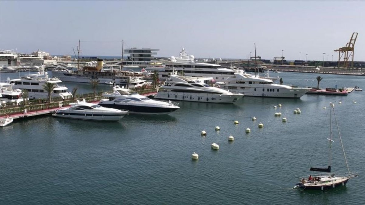 Embarcaciones de lujo en el puerto de València.