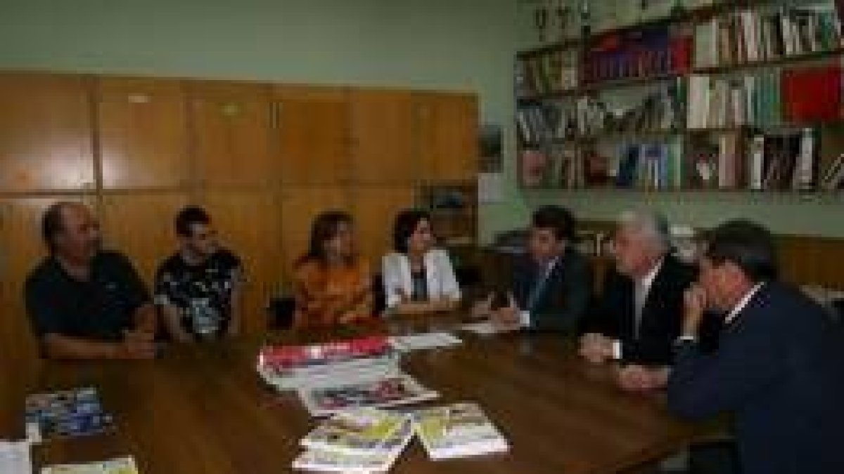 La comunidad educativa del colegio Peñalba recibió ayer a los políticos y técnicos municipales