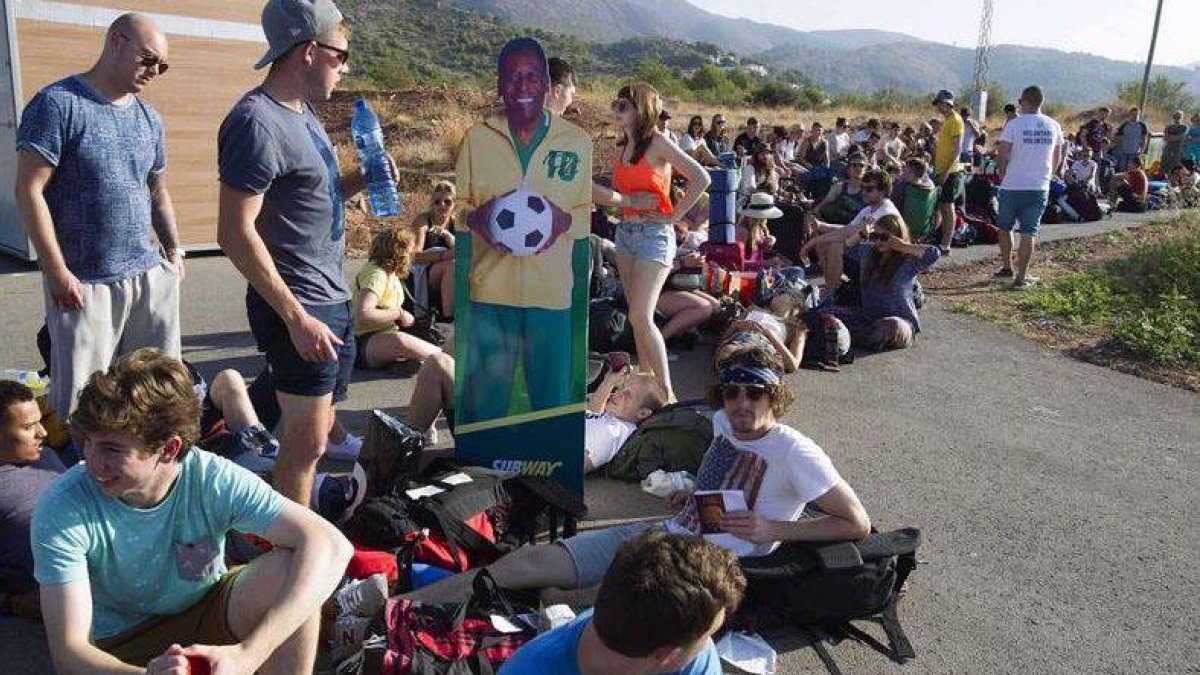 Varios jóvenes hacen cola para acceder a los campings que acogerán a los asistentes al Festival Internacional de Benicàssim.