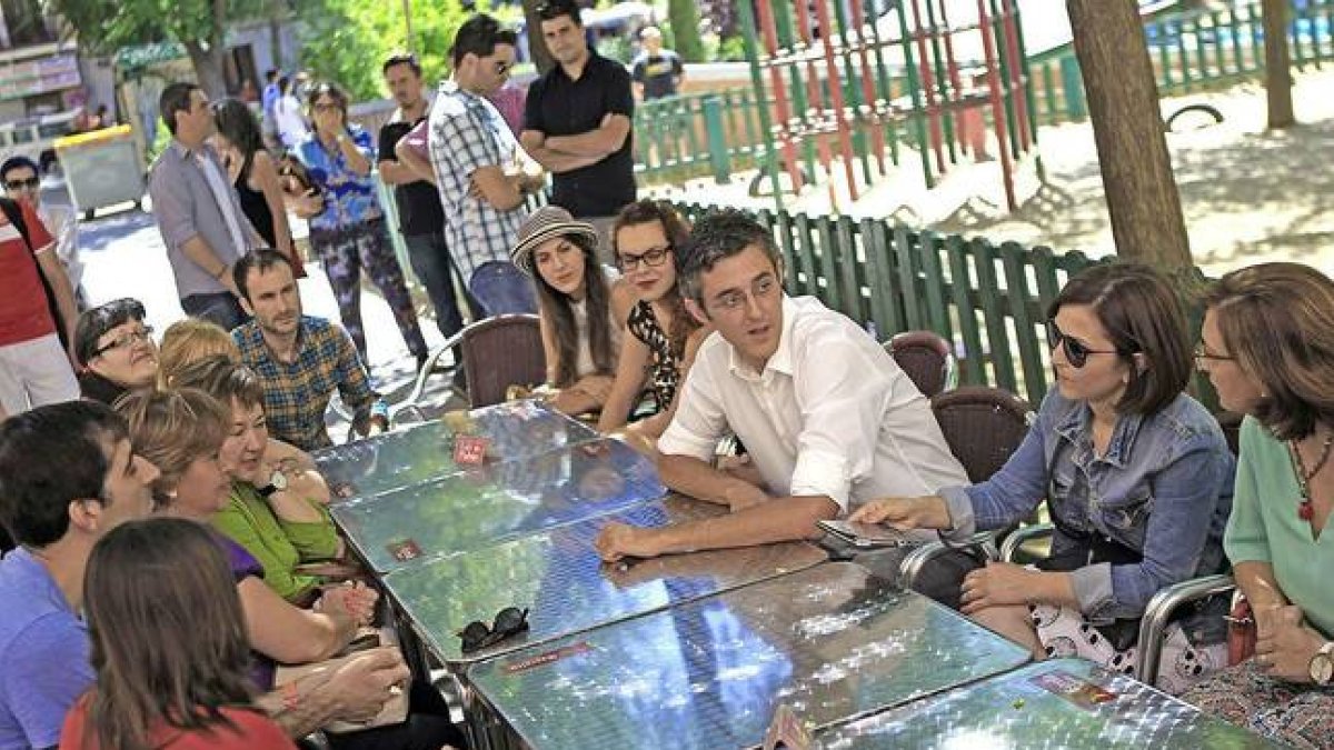 Eduardo Madina, durante una reunión informal con militantes del Partido Socialista de Madrid.