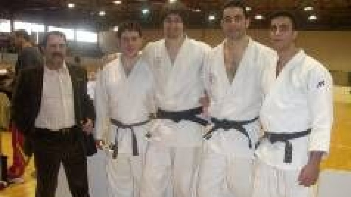 Los judocas leoneses con su entrenador a la cabeza se dejaron notar