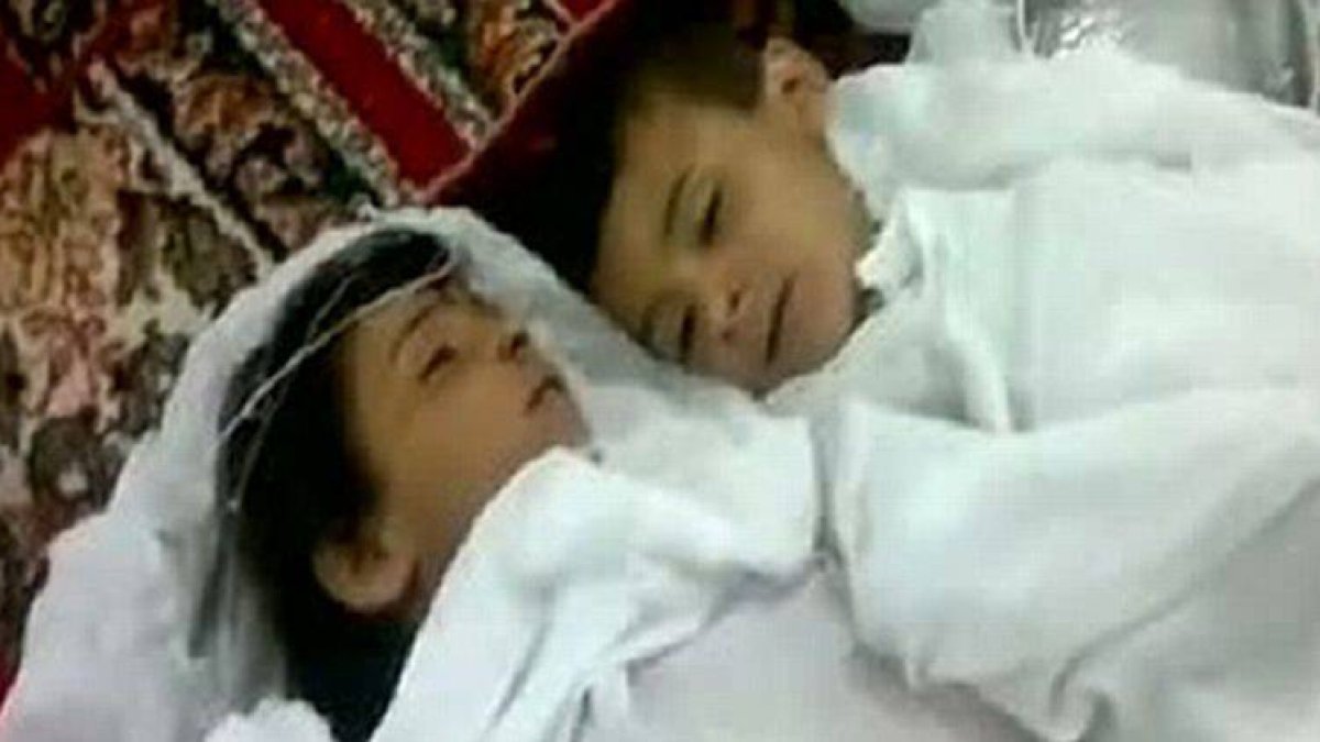 Una imagen obtenida de un vídeo de Youtube que muestra el cuerpo de dos niños víctimas de las de masacre en el centro de la región de Hama.