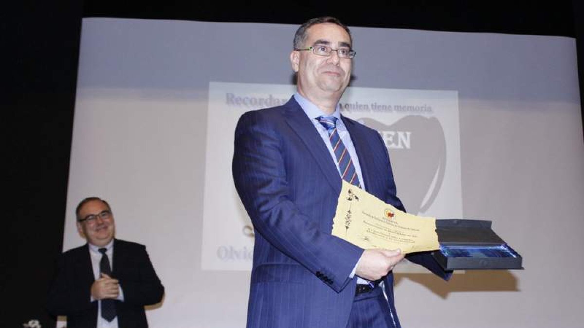 Carlos Enrique Miller recogió el premio Afadevanos muy emocionado.