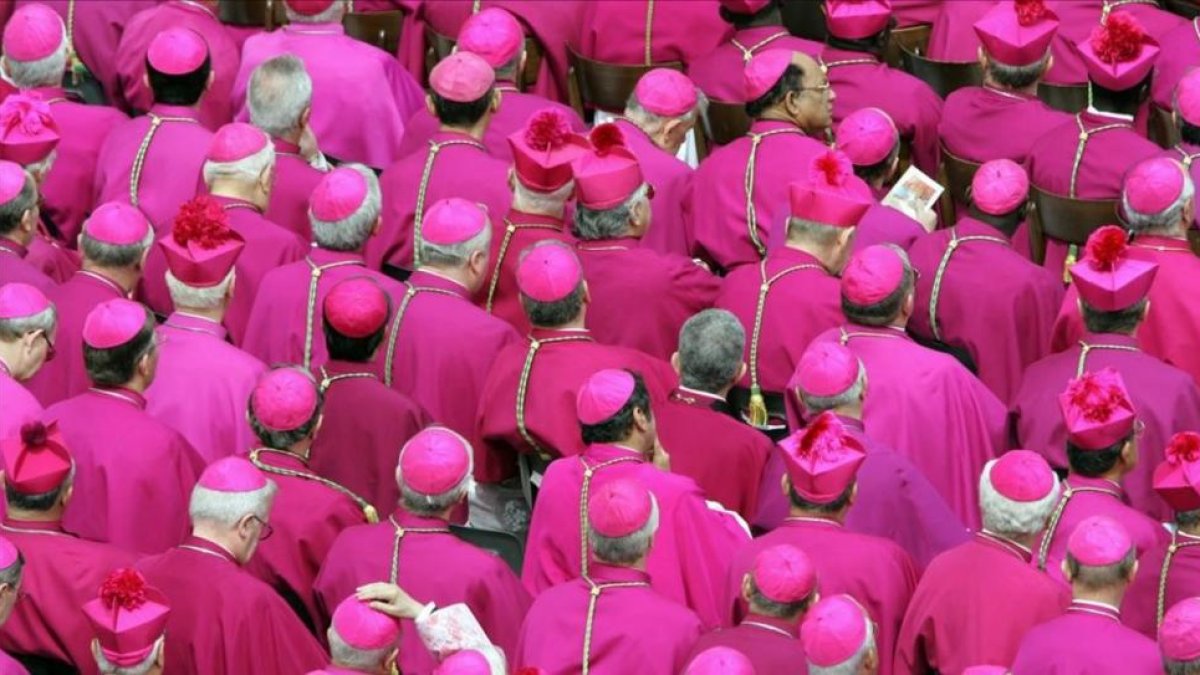 Obispos en la plaza de San Pedro del Vaticano.