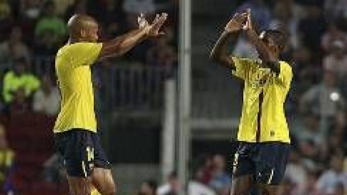 Samuel Eto¿o, derecha, celebra el cuarto gol del Barcelona junto al francés Henry