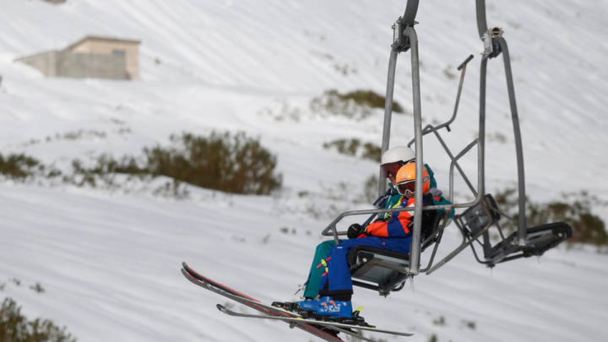 Esquiadores en la estación de San Isdro a finales de enero de este 2023. FERNANDO OTERO