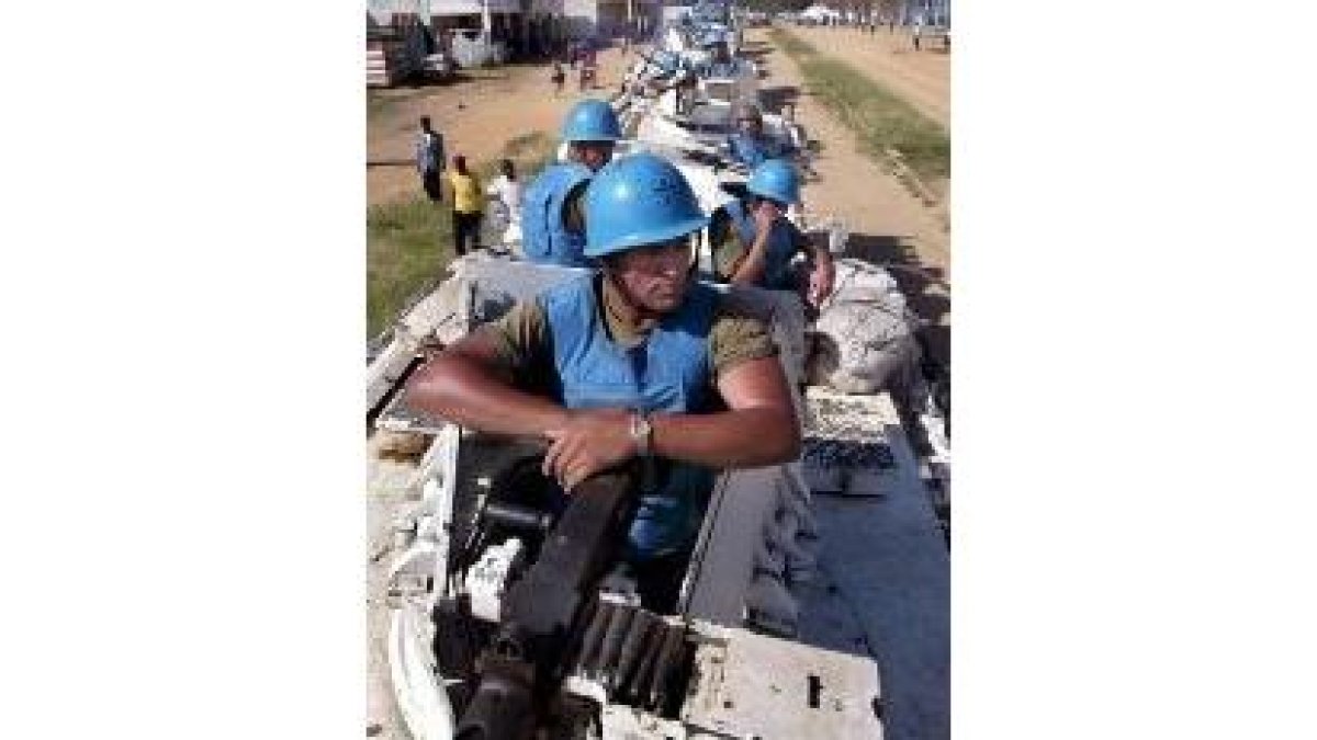 Cascos azules de la ONU patrullan en el Congo