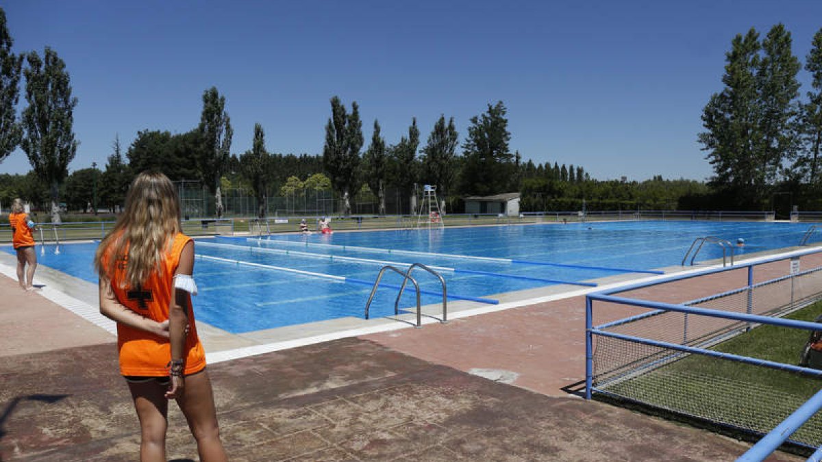 Imagen de archivo de las piscinas de Valencia de Don Juan. FERNANDO OTERO