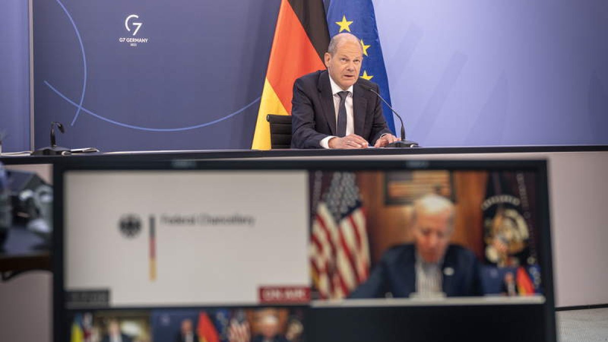 Imagen del canciller alemán durante la reunión del G7. GUIDO BERGMAN