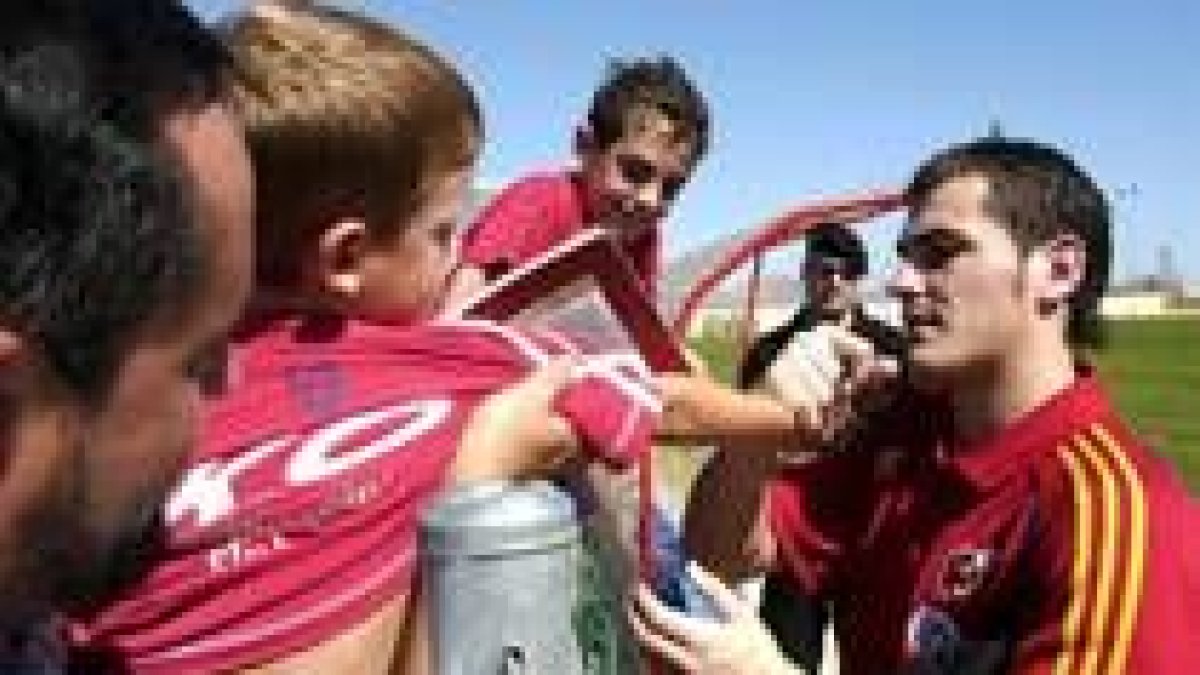 Casillas firma autógrafos a los aficionados en el entrenamiento