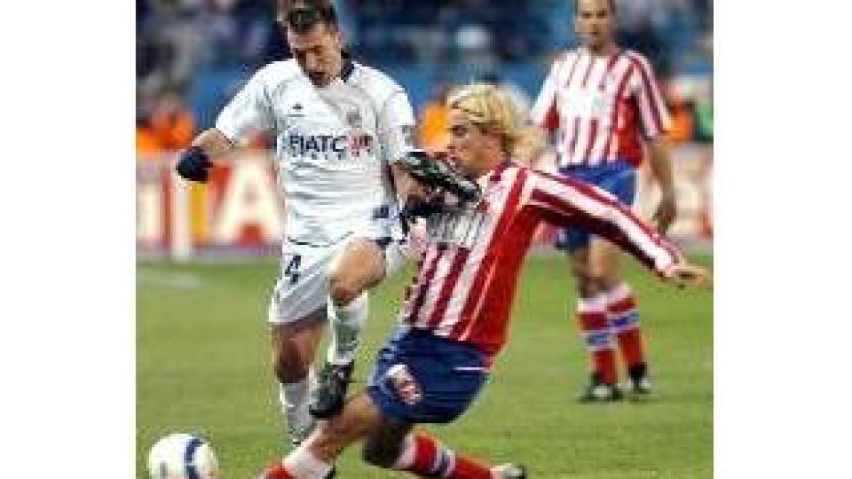 El jugador del Atlético Marcelo Sosa, y el de la Real Sociedad, Mikel Aranburu, ayer en el Calderón