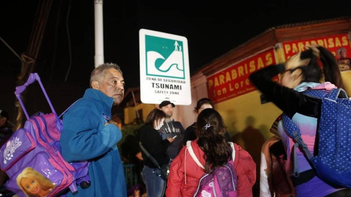 Varios vecinos de Iquique, en la zona de seguridad ante la alerta de tsunamis, esta noche.