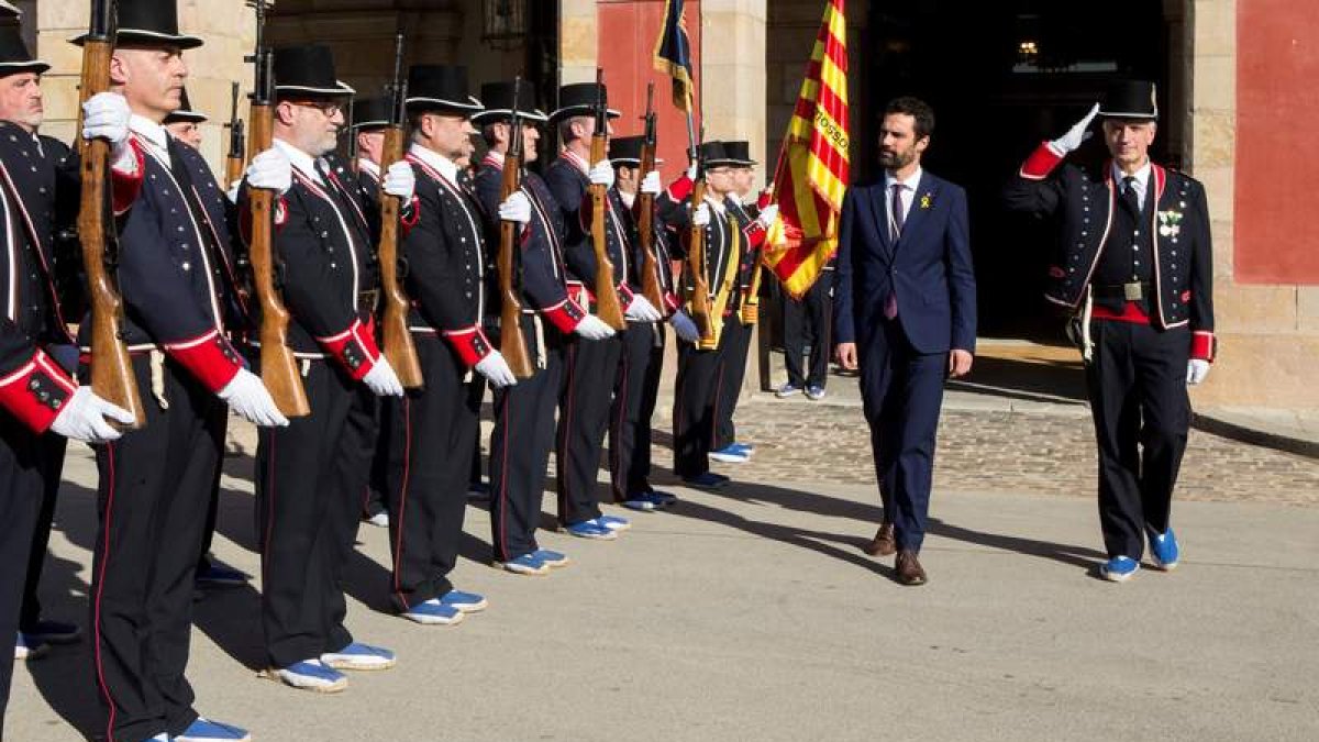 El presidente del Parlament, Roger Torrent, pasa revista a la formación de gala de los Mossos d’Esquadra tras ser elegido. QUIQUE GARCÍA