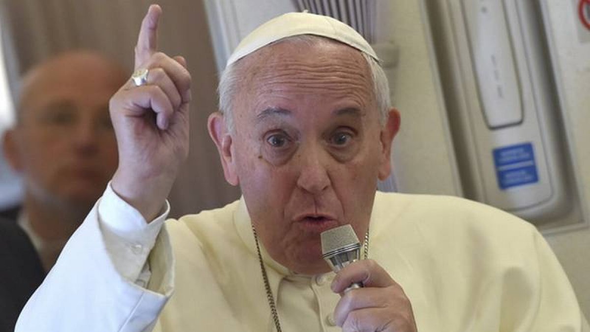El papa Francisco habla con los periodistas que le acompañan este lunes de regreso a Roma, tras su visita a Filipinas.