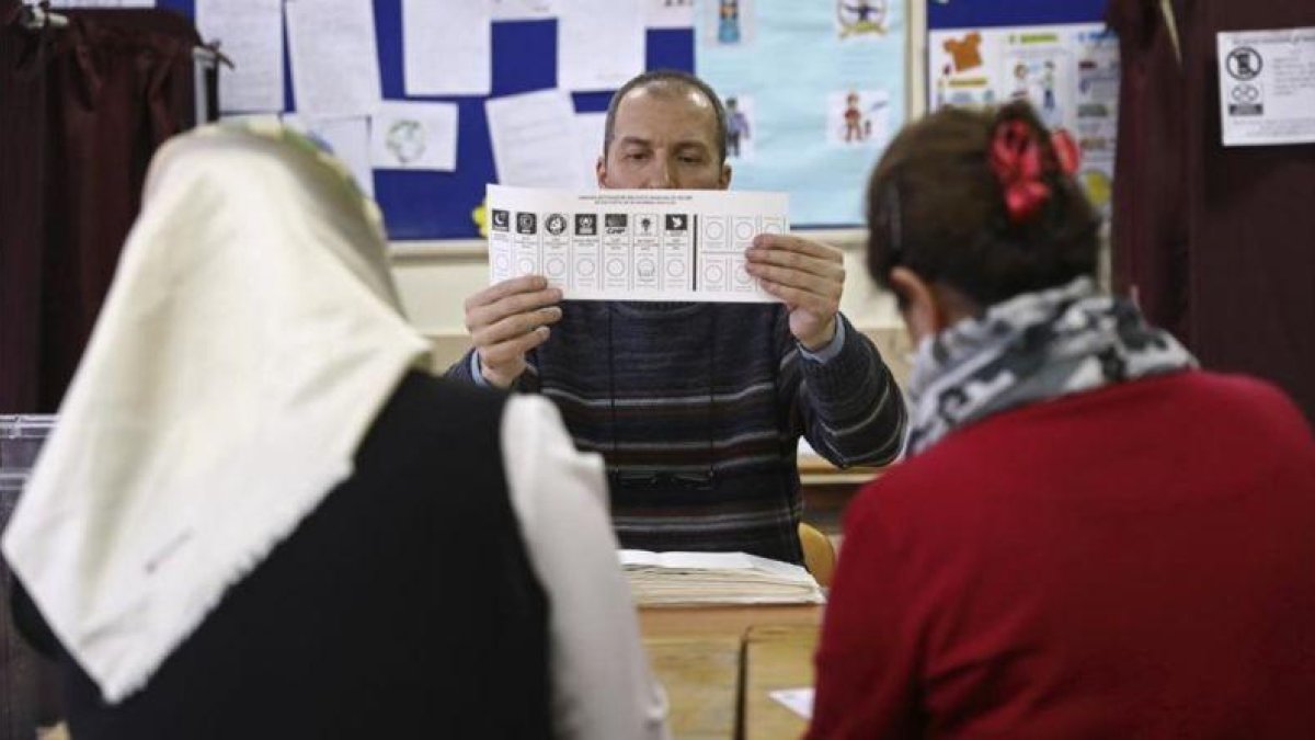 Votantes en un colegio electoral de Ankara.