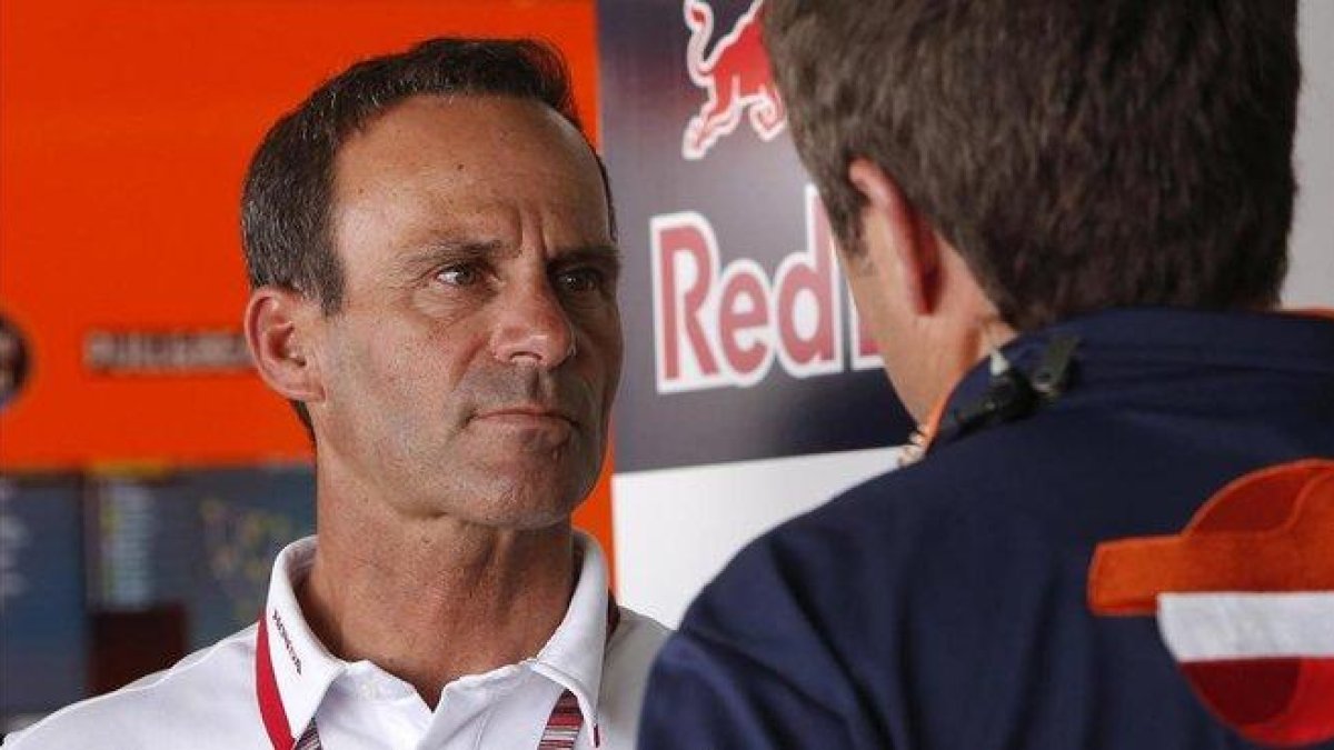 Alberto Puig, team manager del equipo Repsol Honda, dialoga con uno de sus colaboradores.