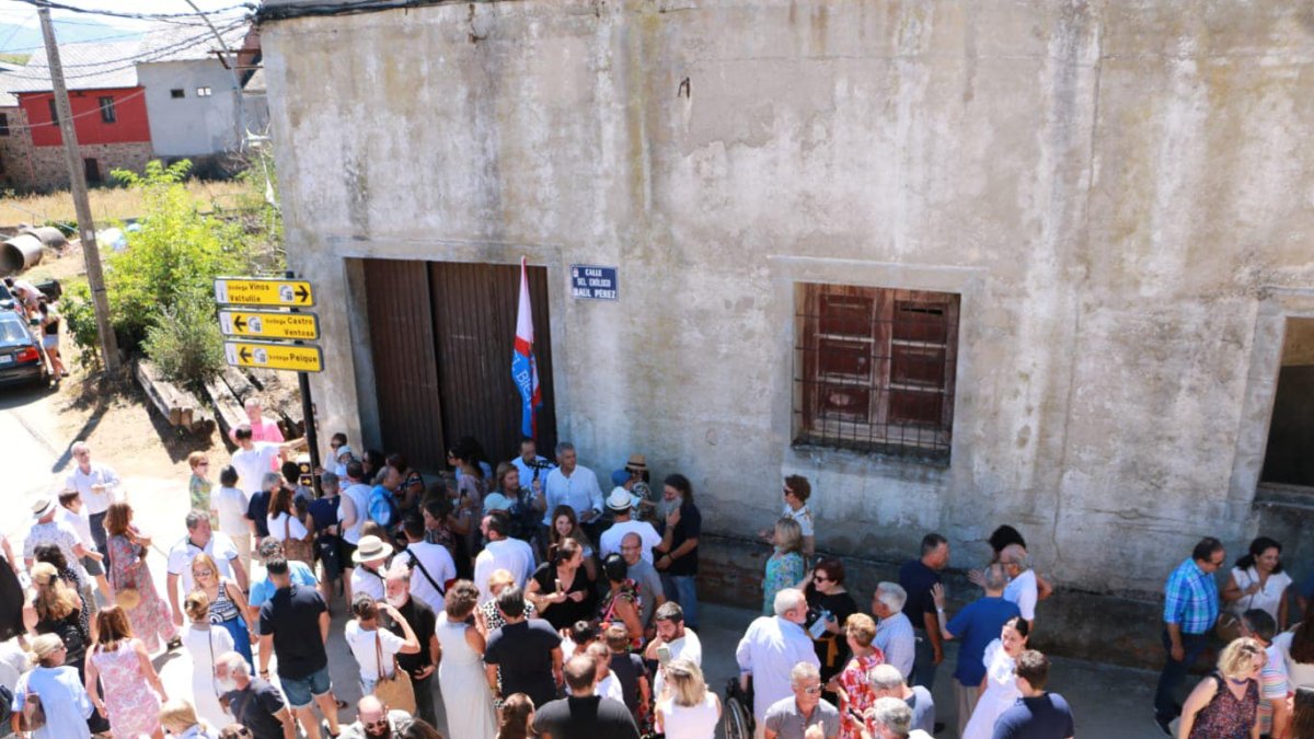 Acto de descubrimiento de la placa de la calle de Raúl Pérez. VALTUILLE DE ABAJO