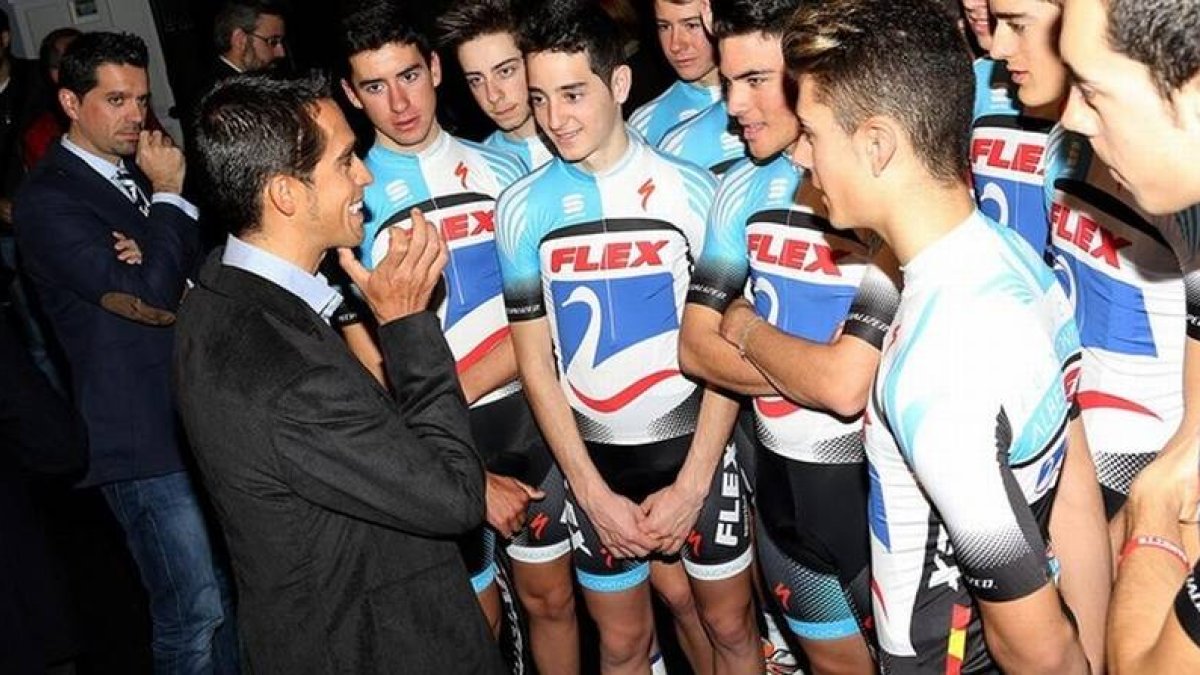 Alberto Contador, en Segovia, junto a los integrantes de su equipo júnior de ciclismo.