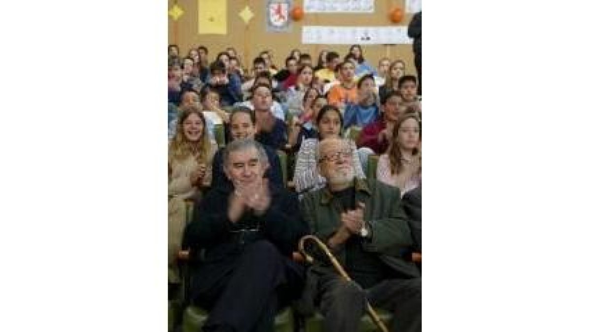 Antonio Gamoneda y Antonio Pereira aplauden la actuación de un alumno