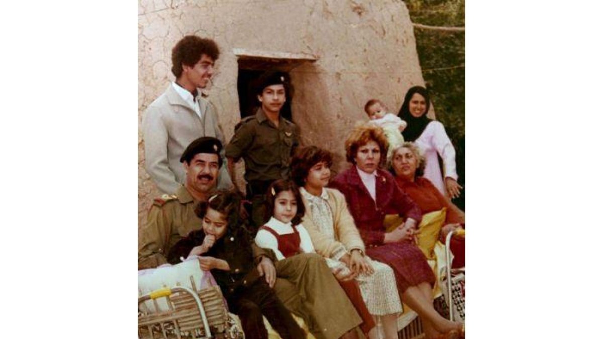 Sadam junto a su familia en una foto tomada del archivo del régimen