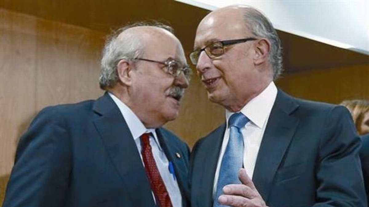 El 'conseller' de Economia, Andreu Mas-Colell, y el ministro de Hacienda, Cristóbal Montoro, en la reunión del Consejo de Política Fiscal y Financiera.