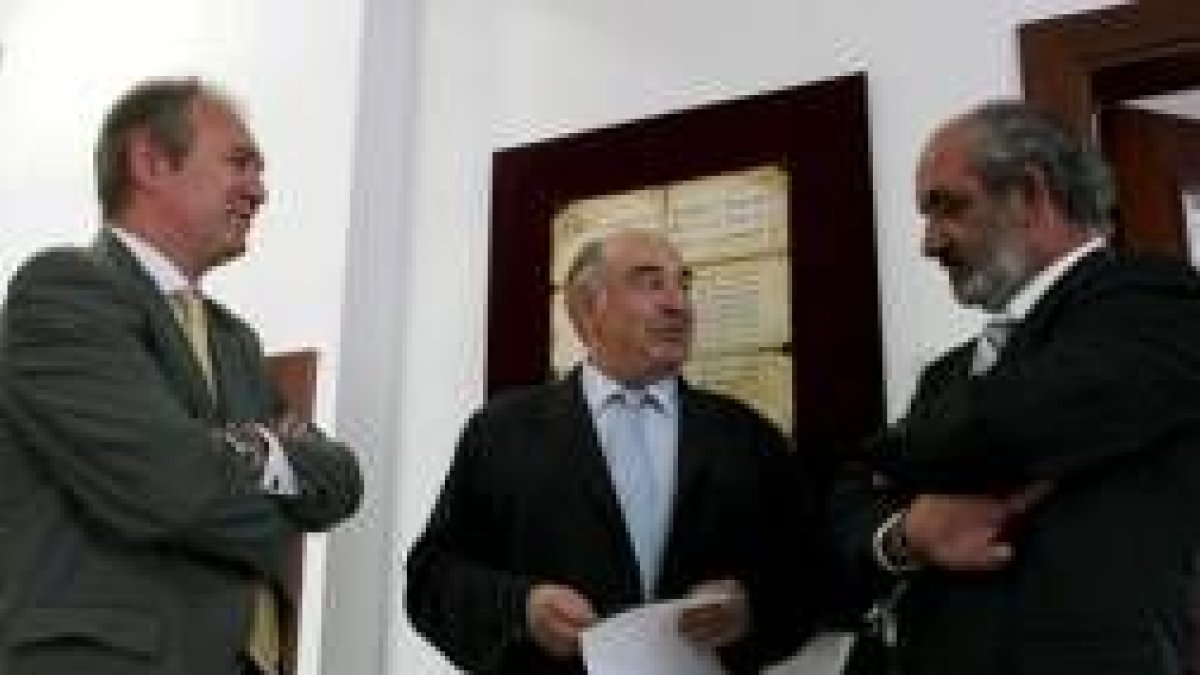 José Ignacio Lagartos y Manuel Lamelas acompañaron a Santos Llamas durante su visita
