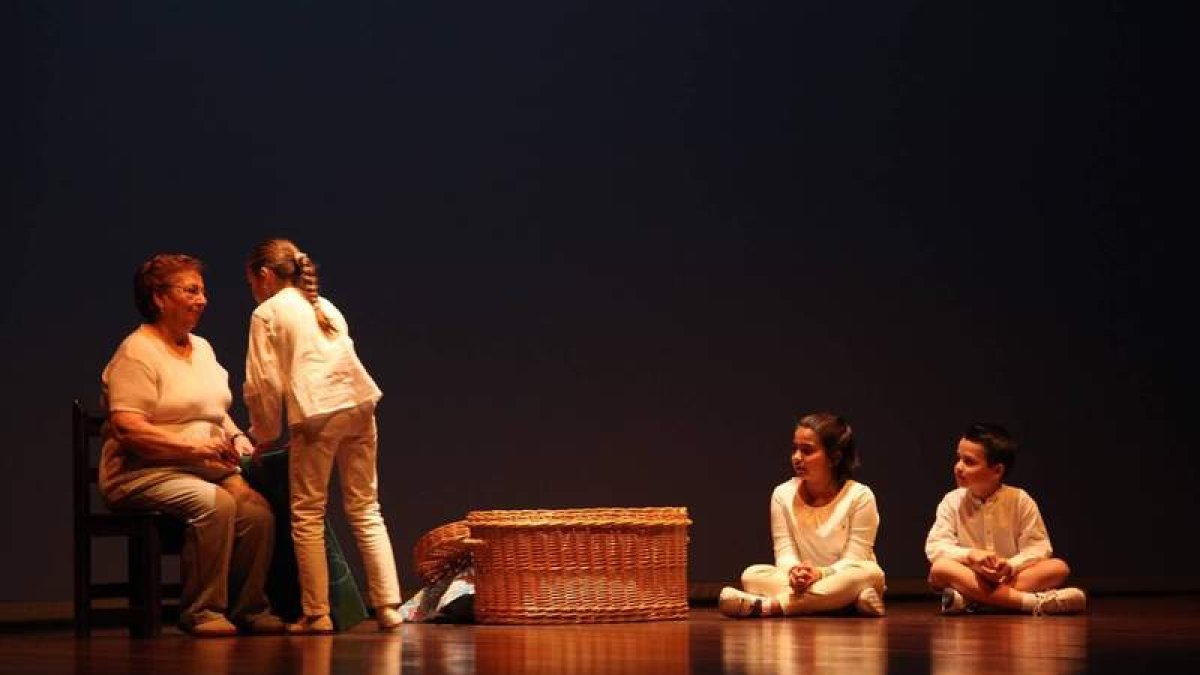 Escena de la obra ‘El Laberinto’ que se pondrá hoy en escena en el teatro de Fuenlabrada. DL