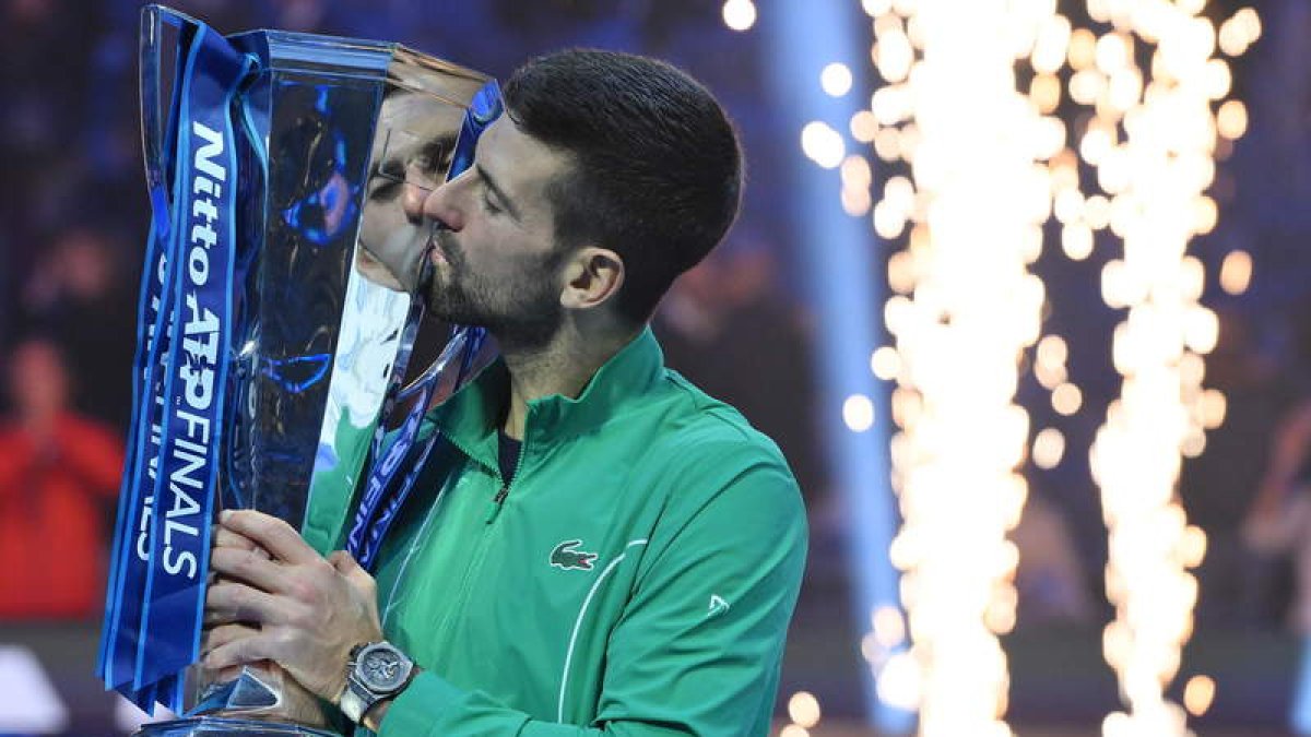 Novak Djokovic suma su séptimo trofeo de maestro tras derrotar en la final al italiano Sinner. DI MARCO