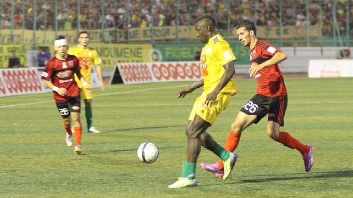 Albert Ebossé (centro), durante un partido.