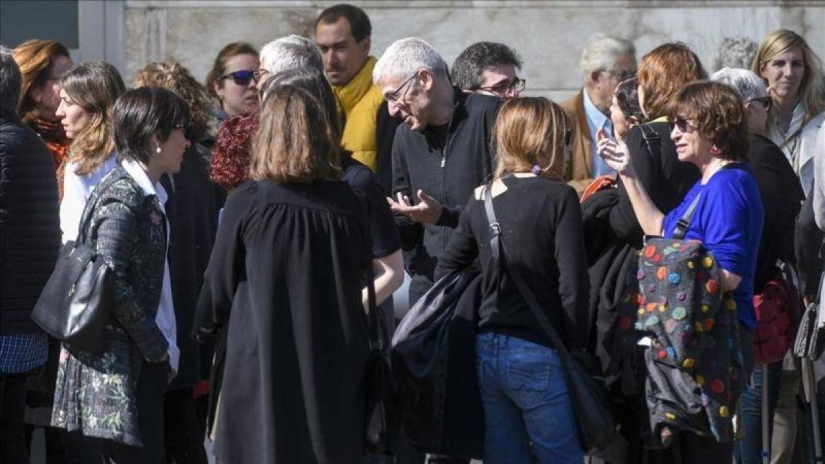 Los escritores José Ovejero, Rosa Montero y Mercedes Abad, despiden a Enrique de Hériz en el Tanatorio de Les Corts.