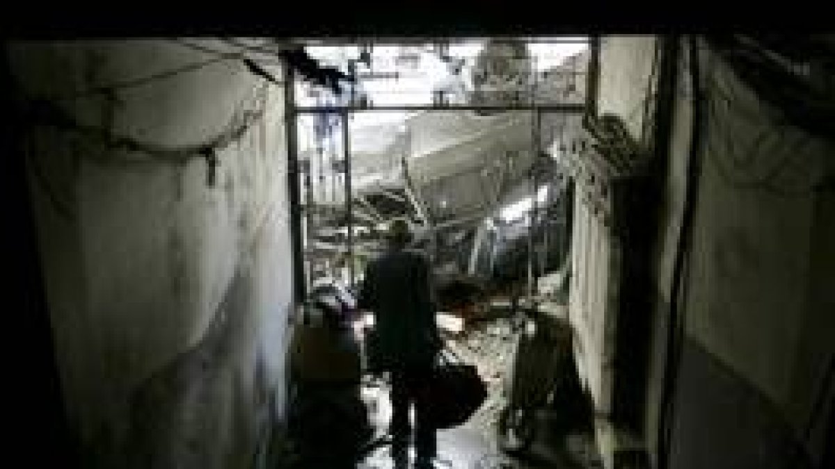 Un hombre abandona su casa en Beirut tras un bombardeo de Israel