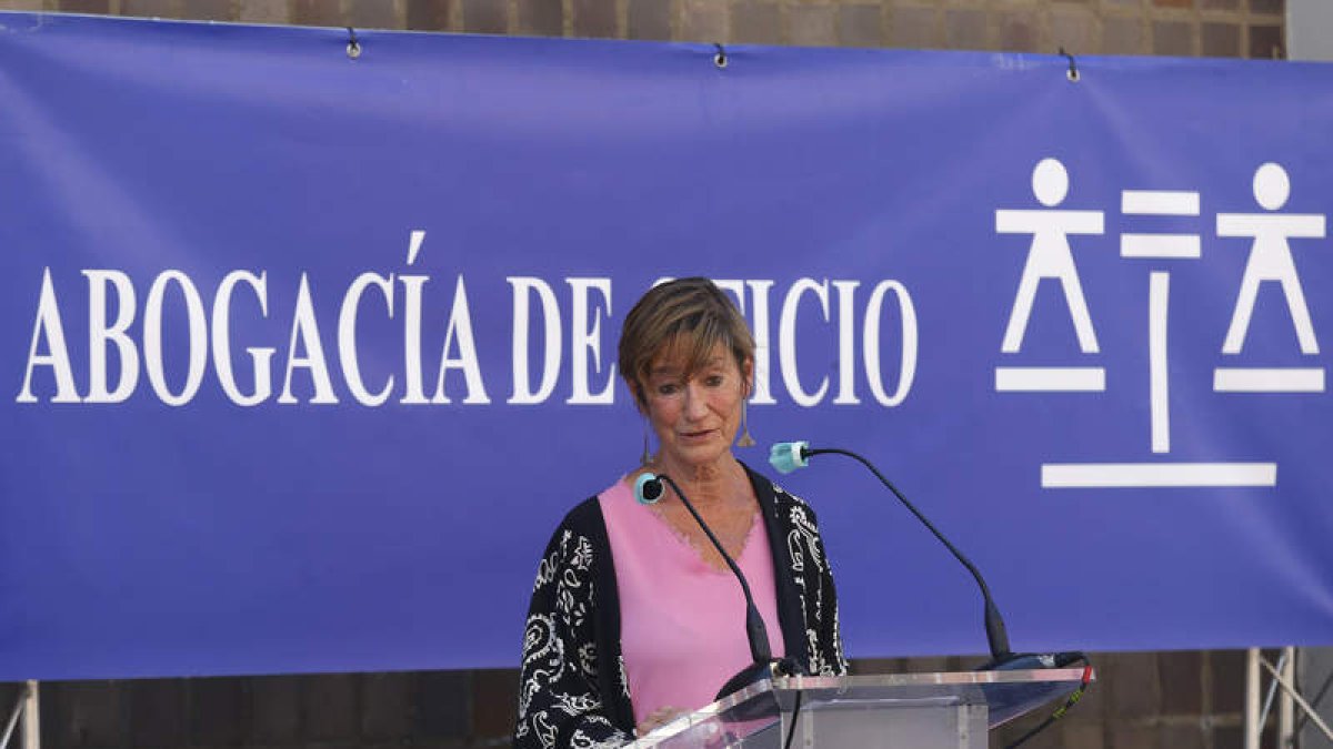 La presidenta del CGAE, Victoria Ortega, inauguró la calle del turno de oficio en León. FERNANDO OTERO