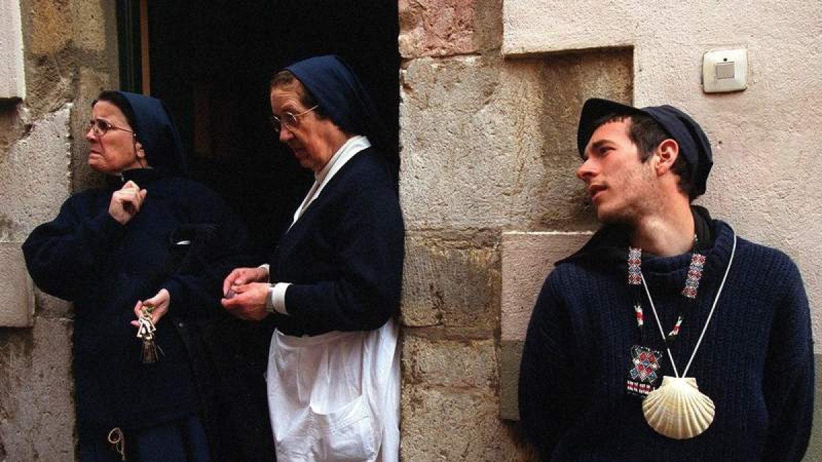 Imagen de archivo de un usuario del Hogar del Transeúnte junto a dos monjas.