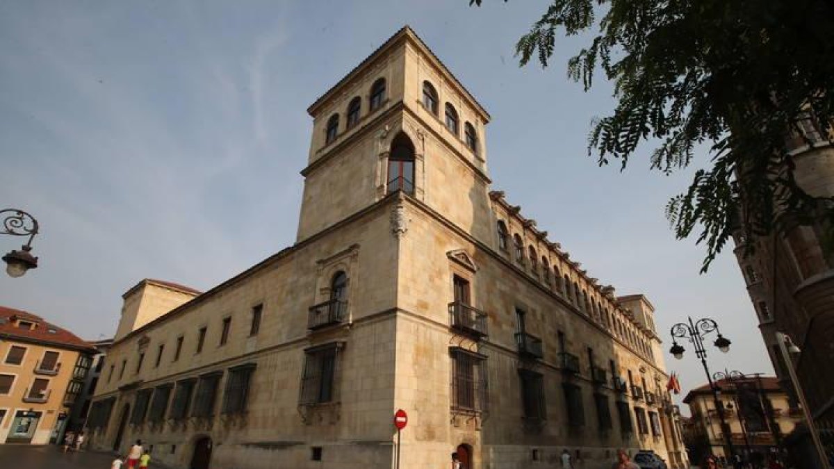 Imagen del Palacio de los Guzmanes, que acoge la sede de la Diputación de León