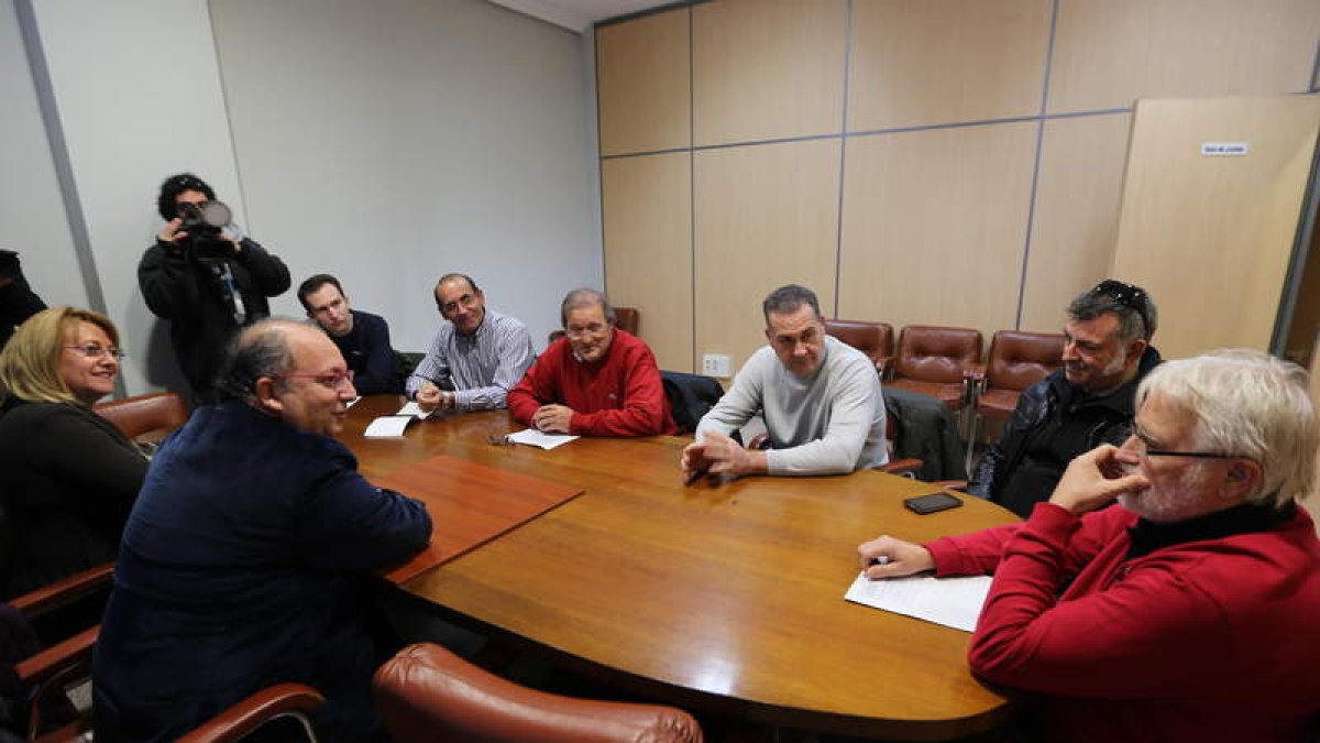 Mar González y Eduardo Fernández recibieron al comité de Endesa en la sede del PP.