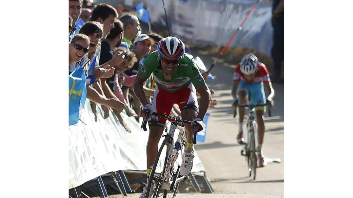 Purito superó a Aru en la meta por dos segundos. Ahora es líder de la Vuelta, pero por uno solo.