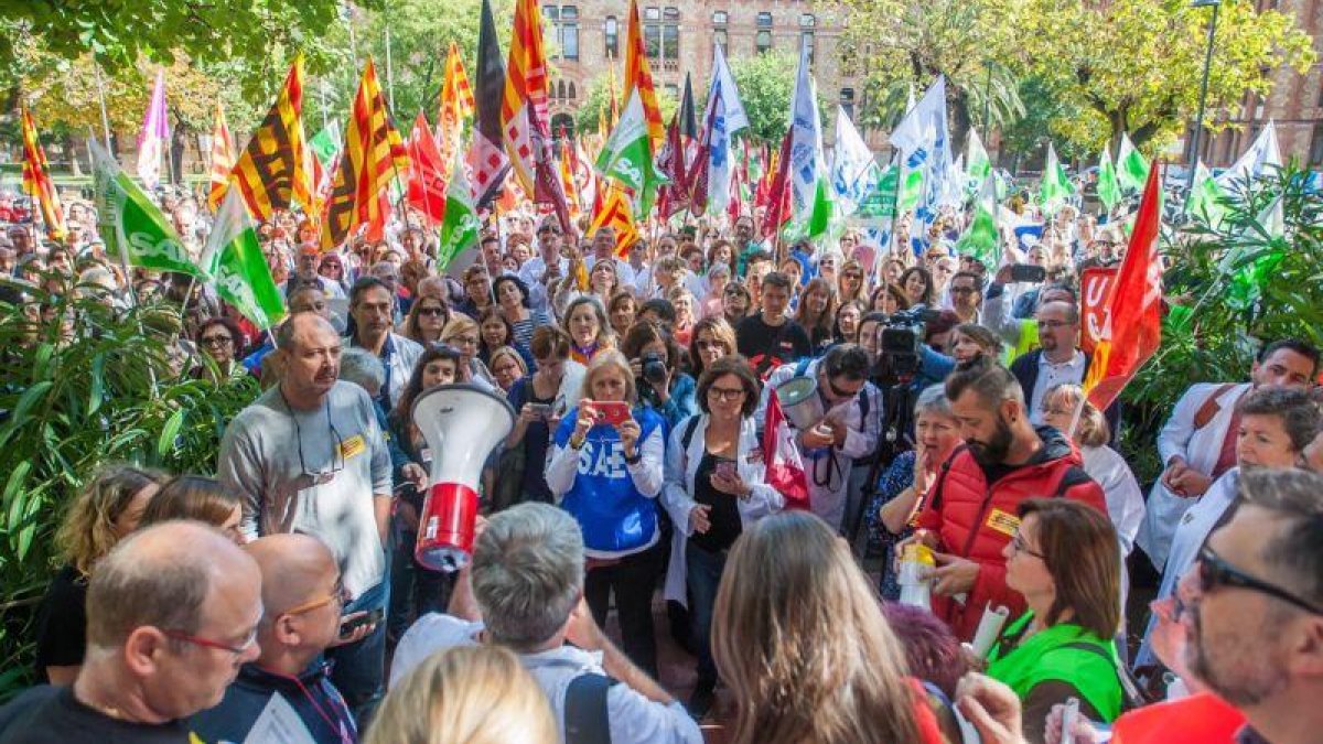Concentración de delegados sindicales frente al Departament de Salut de la Generalitat, en Barcelona.