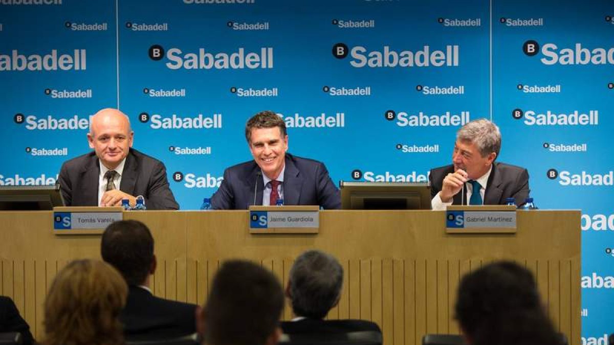Jaime Guardiola, consejero delegado de Banco Sabadell, en el centro.