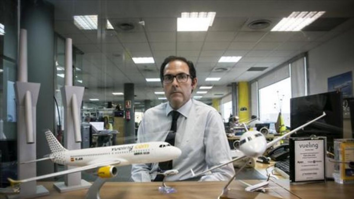 Javier Sánchez-Prieto, presidente de Vueling, en su despacho de las instalaciones de la compañía en el Polígono Mas Blau de El Prat de Llobregat.