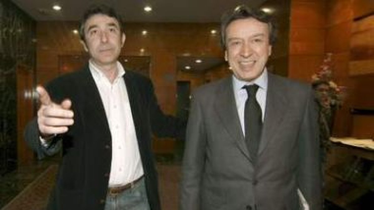 Ángel Hernández, de CC.OO., y José Antonio de Santiago-Juárez, consejero de la Junta.