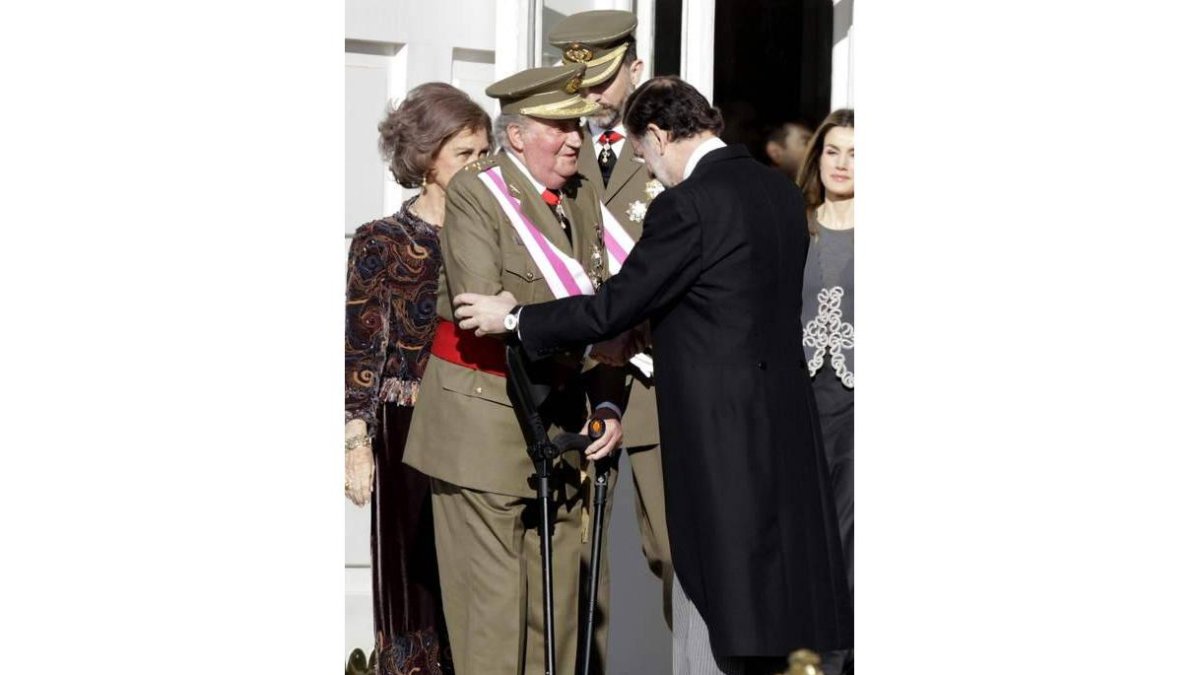 Don Juan Carlos saluda a Mariano Rajoy.