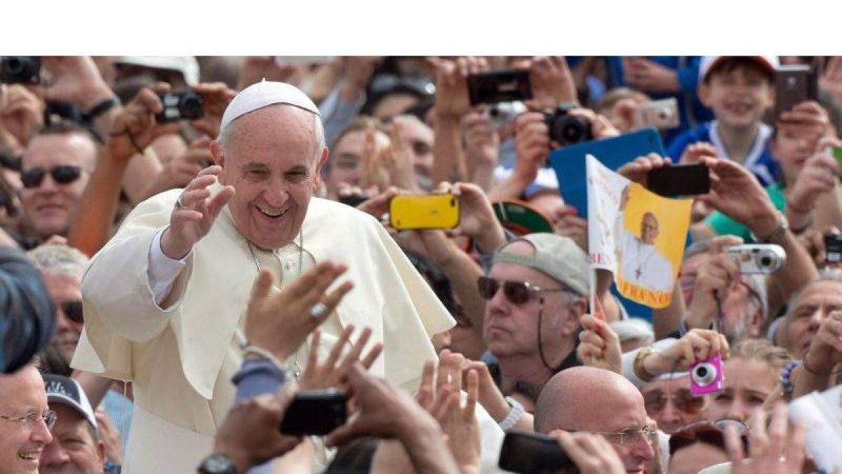 El papa Francisco saluda a la multitud en la plaza de San Pedro del Vaticano.