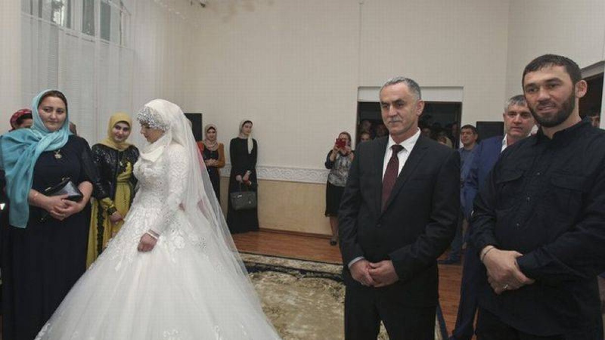 La novia junto a su futuro esposo, el segundo por la derecha, durante la ceremonia.