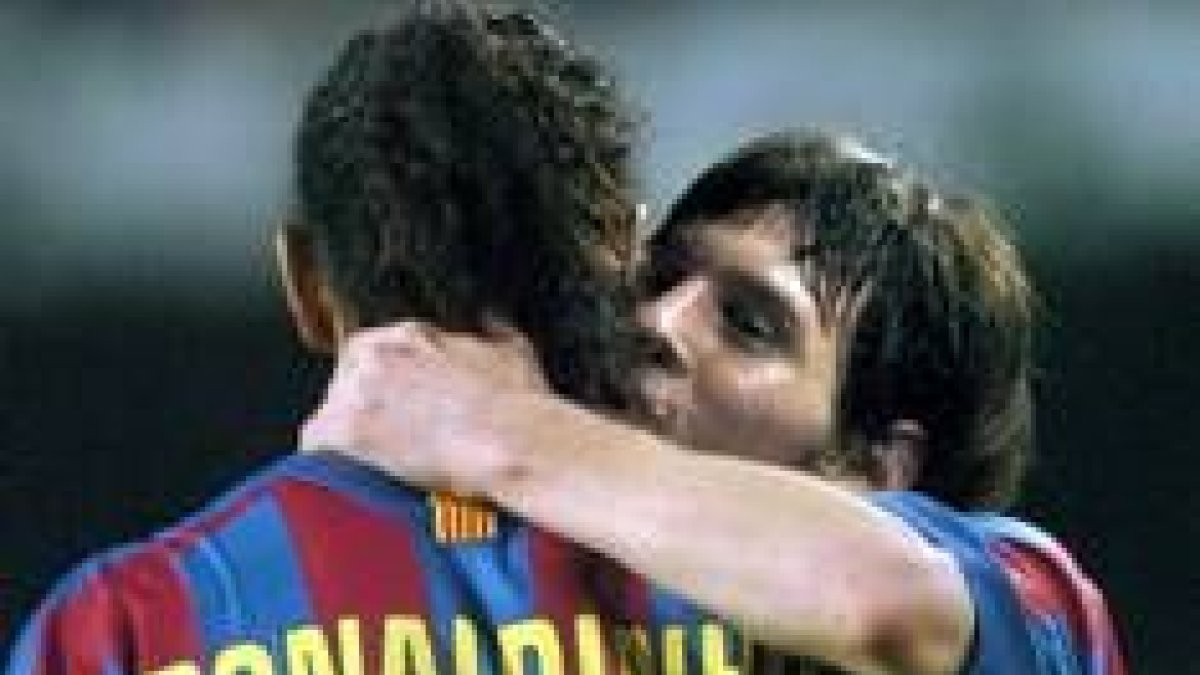 Leo Messi (d) y Ronaldinho serán la pareja de atacantes del Barça ante el Getafe