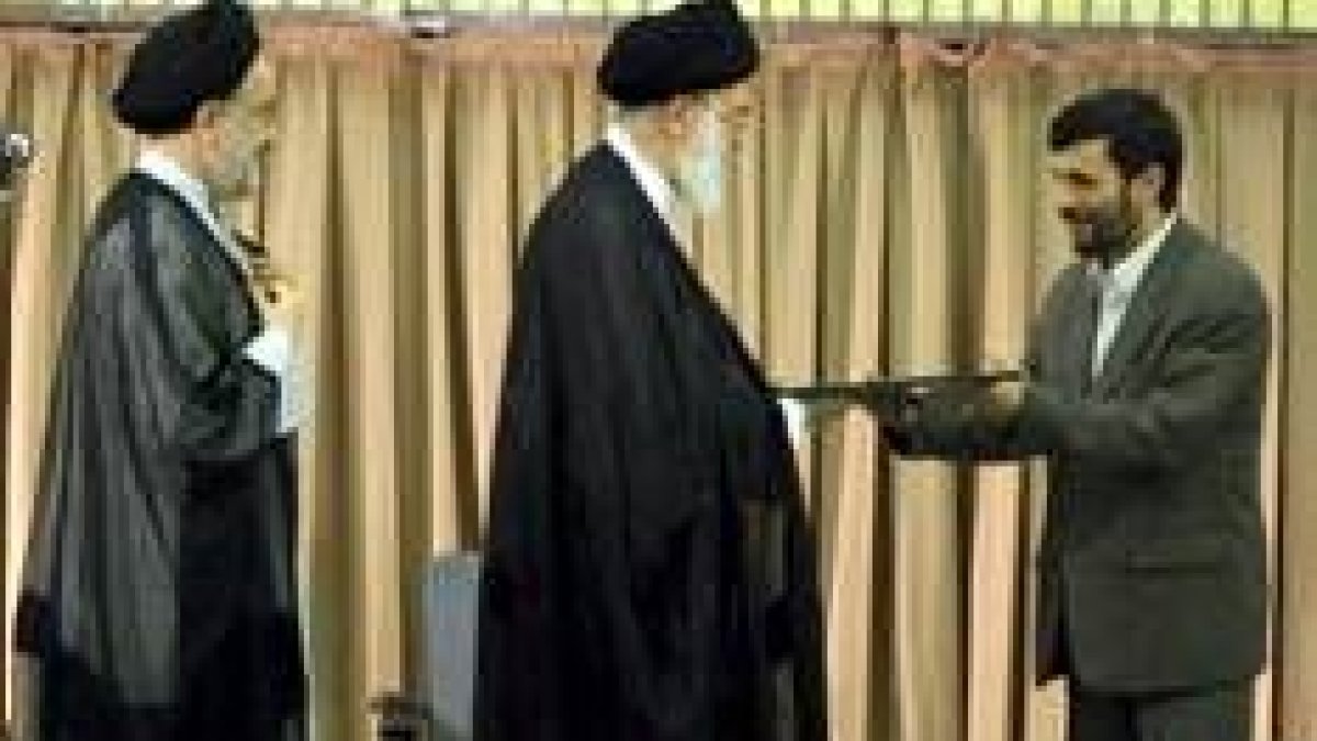 El líder supremo iraní, ayatolá Alí Jamene presenta la carta de confirmación a Mahmud Ahmadineyad