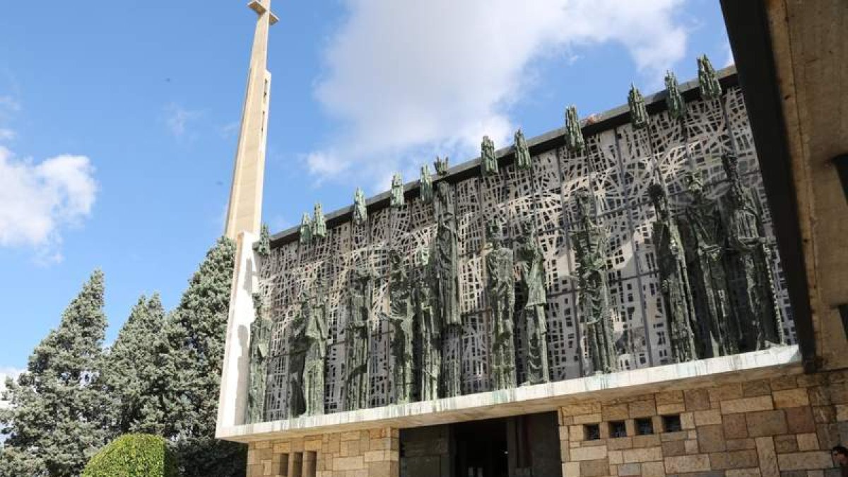 Vista exterior de la Basílica de La Virgen del Camino, en una imagen de archivo.